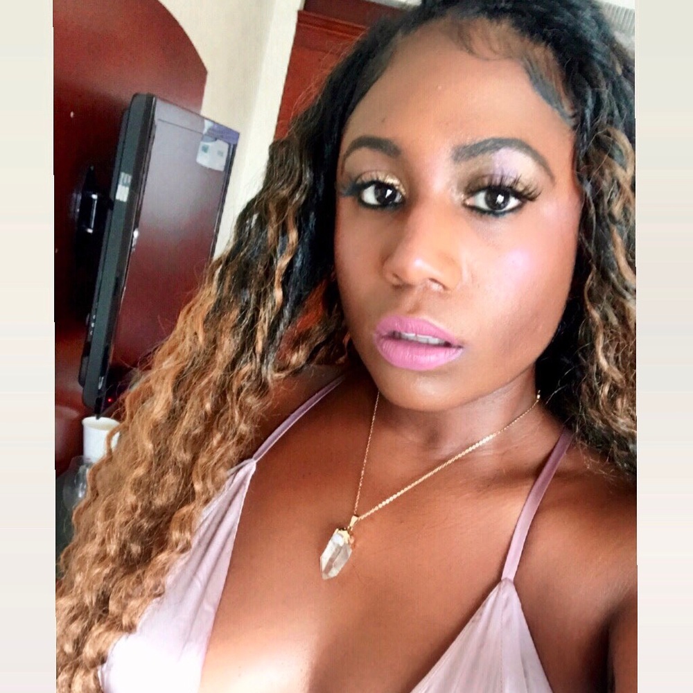 Meet your Posher, Dominique
